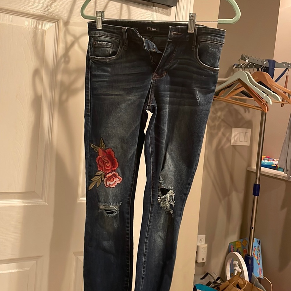 STS BLUE DISTRESSED JEANS.